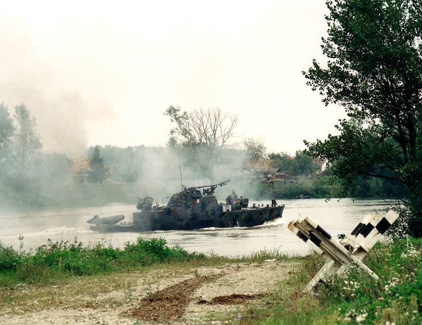 BIJELJINA, SEPTEMBER 18 /SRNA/ - The regular Croatian Army, with the assistance of Muslim units, launched a fierce, coordinated attack on Novi Grad, Kostajnica and Kozarska Dubica in the morning hours of this day in 1995.