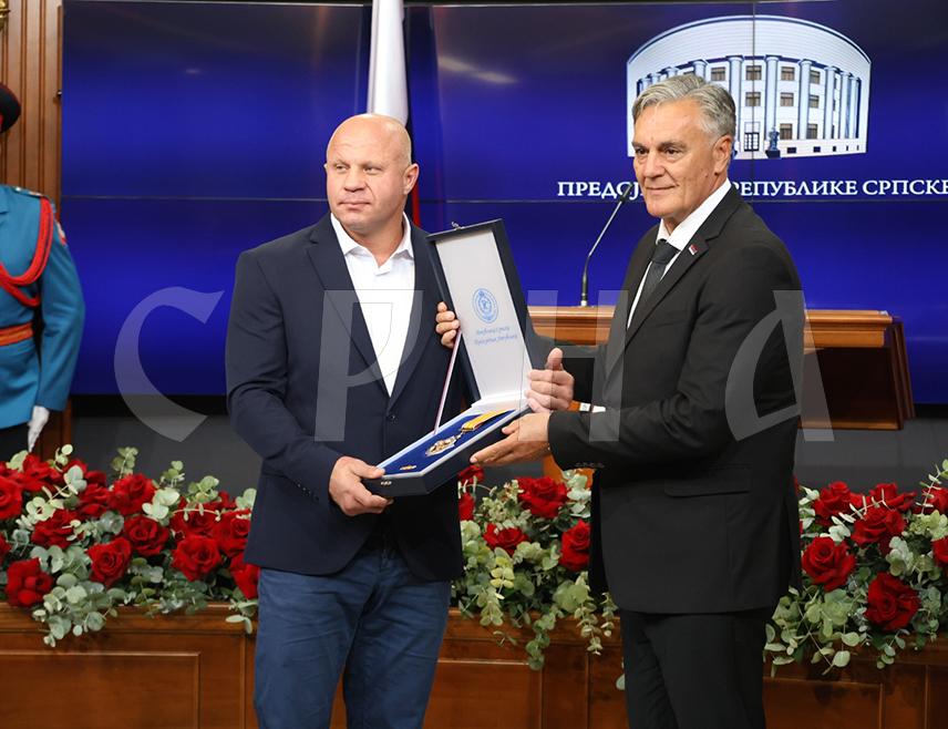BANJA LUKA, SEPTEMBER 18 /SRNA/ - Republika Srpska President Siniša Karan presented renowned Russian mixed martial arts /MMA/ fighter Fedor Emelianenko with the Order of Merit with Gold Rays in Banja Luka.