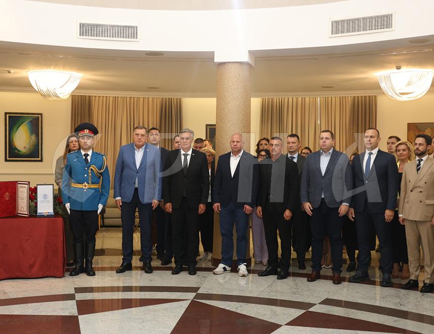 БАЊАЛУКА, 18. СЕПТЕМБРА /СРНА/ - Предсједник Милорад Додик рекао је да је Орден части са златним зрацима који је уручен прослављеном руском ММА борцу Фјодору Јемељаненку вид братске љубави према ономе што је радио и да ће се овим сусретом похвалити 29. септембра на састанку са руским предсједником Владимиром Путином.