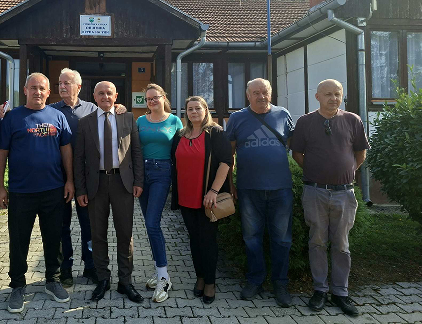 БАЊАЛУКА, 19. СЕПТЕМБРА /СРНА/ - Предсједник Социјалистичке партије Петар Ђокић разговарао је у Крупи на Уни са предсједником Општинског одбора СП-а Гојком Кличковићем о активностима партије, предстојећим изборима и даљем јачању организације у овој локалној заједници.