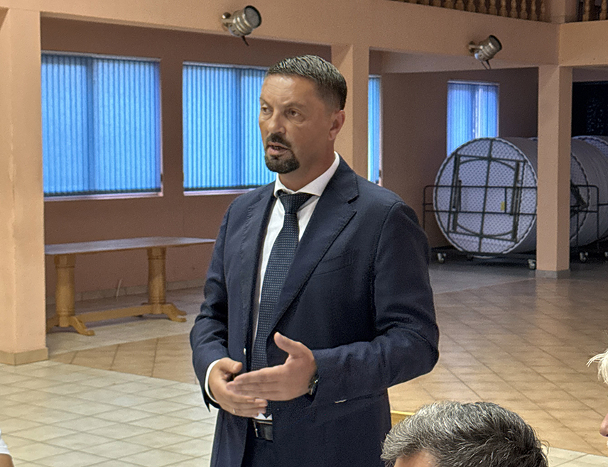 БИЈЕЉИНА, 19. СЕПТЕМБРА /СРНА/ - Предсједник Републичке странке Српске /РСС/ Славенко Ристић изјавио је на предизборним скуповима у Језеру и Шипову да грађани Републике Српске треба да вјерују оним политичарима иза којих стоје конкретни резултати.