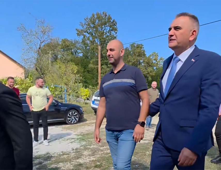 ПРЊАВОР, 19. СЕПТЕМБРА /СРНА/ - Кандидат СНСД-а за предсједника Републике Српске Саво Минић поручио је данас у Прњавору да је Република Српска јака онолико колико су јака њена села и људи који у њима остају, раде и стварају.