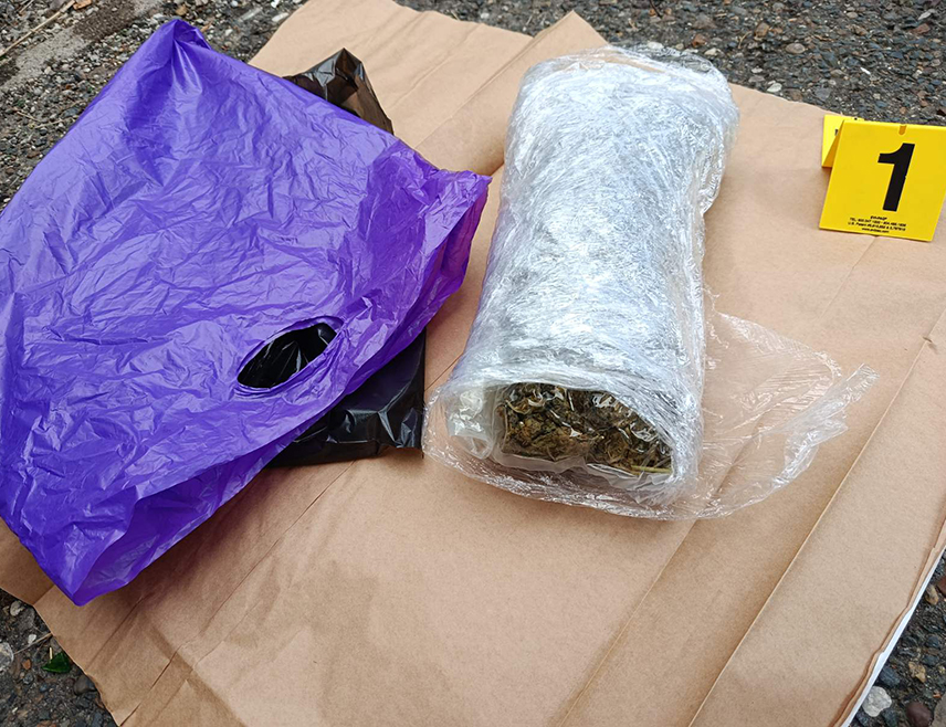 БАЊАЛУКА, 19. СЕПТЕМБРА /СРНА/ - Бањалучка полиција ухапсила је данас три лица из Бањалуке чији су иницијали Н.В, Д.Х. и Е.Ц, те одузела око четири килограма марихуане, око 55 грама хашиша, више дигиталних вага за прецизно мјерење, више мобилних телефона и око 18.000 КМ у различитим апоенима и валутама.