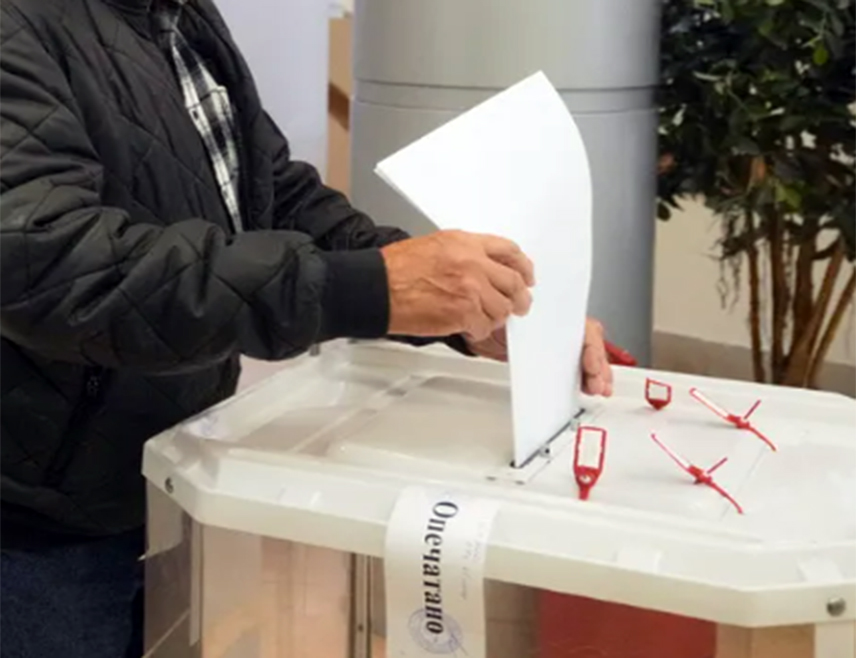 ПЕТРОПАВЛОВСК-КАМЧАТСКИ, 20. СЕПТЕМБРА /СРНА/ - Биралишта су затворена на изборима за посланике Државне думе и регионалне органе управе на Камчатки и Чукотки, најисточнијим регијама Русије.