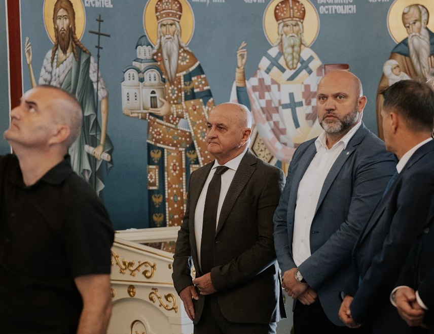 БАЊАЛУКА, 20. СЕПТЕМБРА /СРНА/ - Министар енергетике и рударства Републике Српске Петар Ђокић присуствовао је данас у Доњем Брезику код Брчког освештању Храма Христа Спаситеља и Светој архијерејској литургији, које је предводио Његово високопреосвештенство митрополит зворничко-тузлански Фотије.