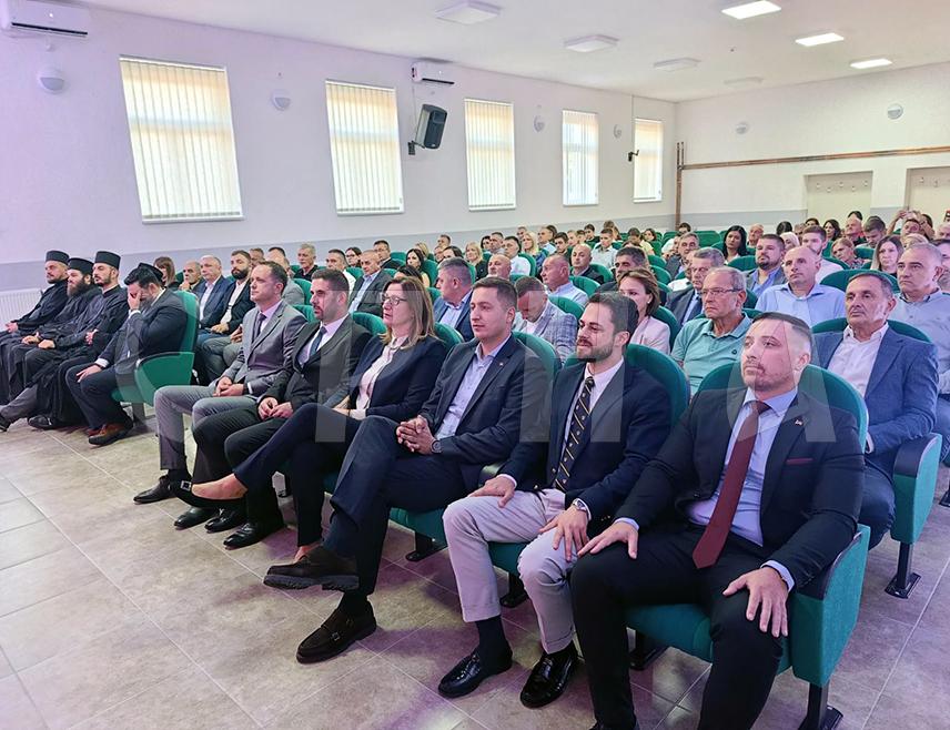 РИБНИК, 20. СЕПТЕМБРА /СРНА/ - На Свечаној академији поводом Дана и крсне славе општине Рибник данас су заслужним појединцима и организацијама уручене награде и признања, a повеља почасног грађанина додијељена је предсједнику Владе Републике Српске Сави Минићу за изузетан доприноса унапређењу, развоју и промоцији општине.