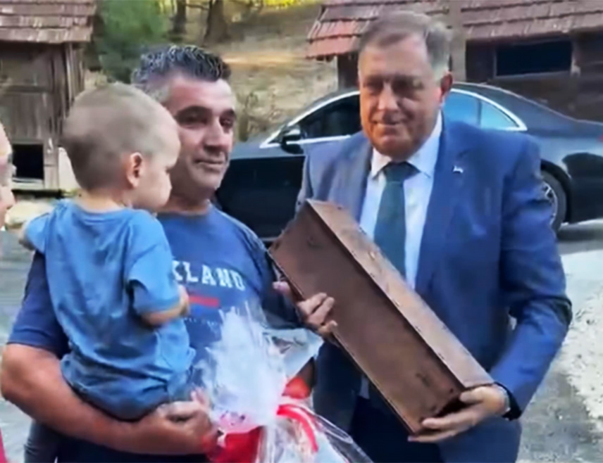 ПРЊАВОР, 20. СЕПТЕМБРА /СРНА/ - Предсједник СНСД-а Милорад Додик посјетио је данас домаћинство некадашњег гардисте Војске Републике Српске Златка Девића из Црквене-Дрењика, код Прњавора, којем је испуњена жеља да до његовог имања стигне пут.