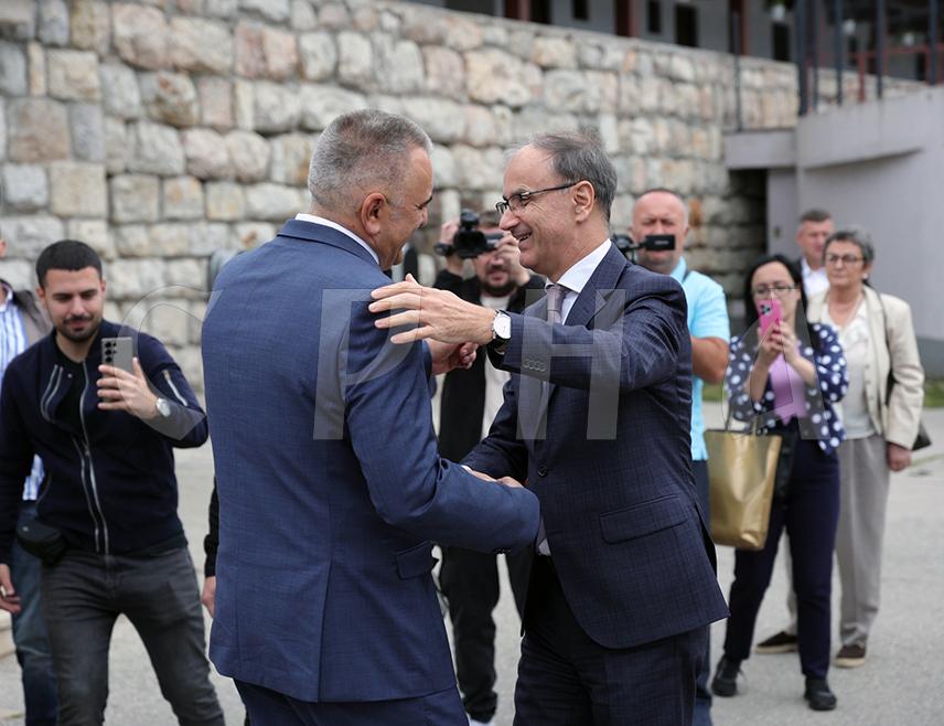 VIŠEGRAD, SEPTEMBER 21 /SRNA/ - Serbian Prime Minister Đuro Macut has arrived in Višegrad, where he was welcomed by Republika Srpska Prime Minister Savo Minić and Municipal Mayor Mladen Đurević.