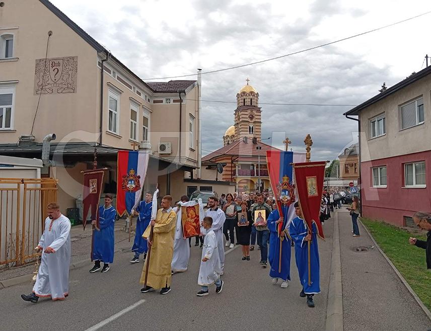 ГРАДИШКА, 21. СЕПТЕМБРА /СРНА/ - Светом литургијом у Храму Покрова Пресвете Богородице, којој су присуствовали представници градске власти и бројни вјерници, Градишка је данас прославила крсну славу – Рођење Пресвете Богородице - Малу Госпојину.