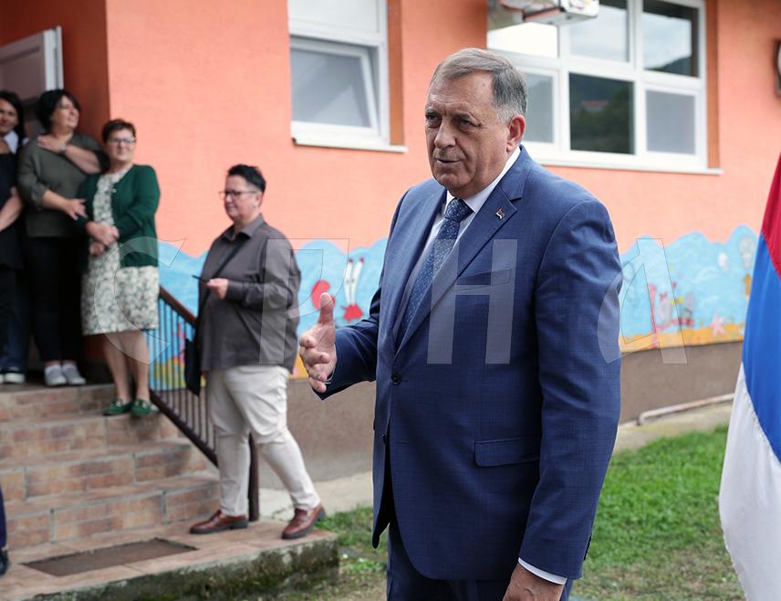 ВИШЕГРАД, 21. СЕПТЕМБРА /СРНА/ - Предсједник Милорад Додик изразио је задовољство што ће у Вишеграду за неколико мјесеци, у складу са планом, бити проширени капацитети вртића и тиме створени услови да дјеца не чекају на мјесто у овој предшколској установи.