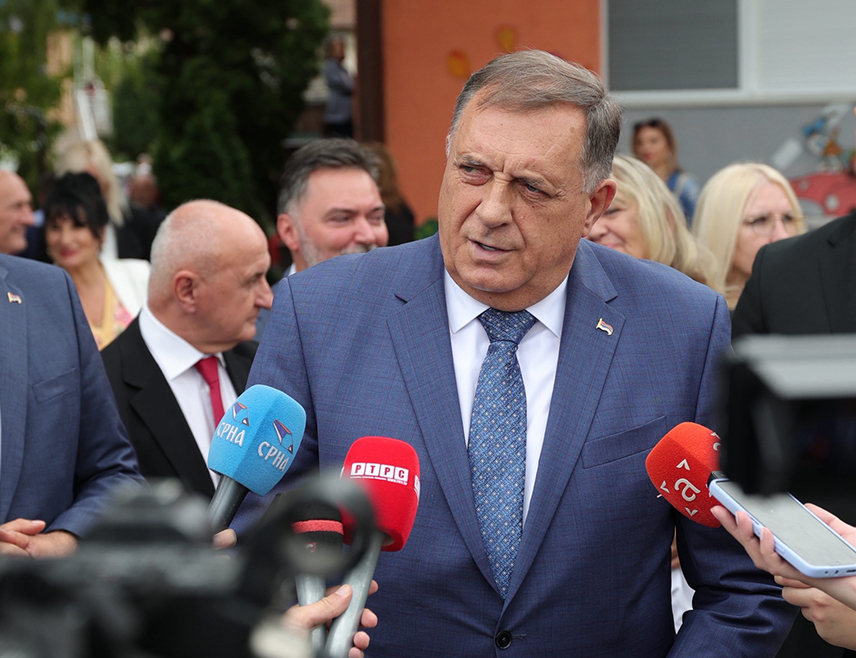 VIŠEGRAD, SEPTEMBER 21 /SRNA/ – President Milorad Dodik has said today in Višegrad that Serbs will not allow losing a single centimeter of Republika Srpska, stressing that restoring everything that belongs to them under the Dayton Peace Agreement is what Serbs want.