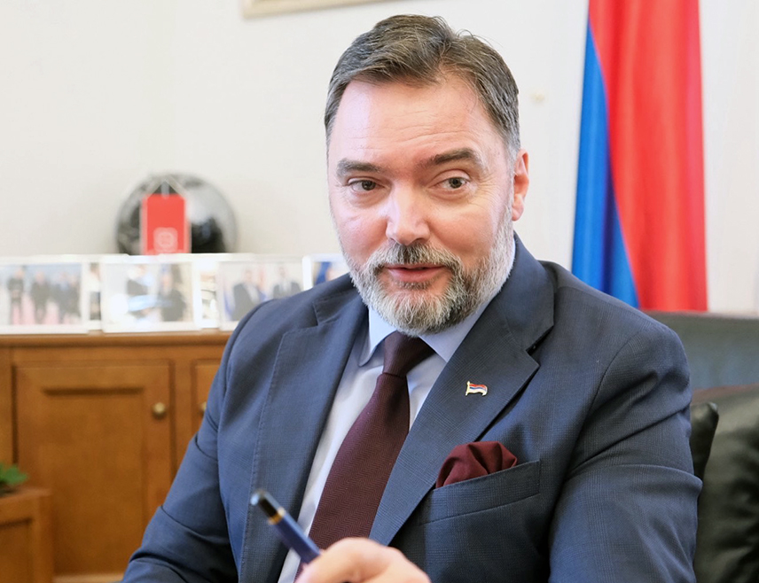 ИСТОЧНО САРАЈЕВО, 22. СЕПТЕМБРА /СРНА/ - Члан Предсједништва СНСД-а Сташа Кошарац сматра да је лидер СДС-а Бранко Блануша напросто залутао у политику и да "озбиљно конкурише за још једну неславну титулу - шампиона избјегавања ТВ дуела са Савом Минићем".