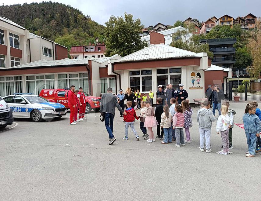 ЗВОРНИК, 22. СЕПТЕМБРА /СРНА/ - Дјеца млађа од 14 година не смију да возе електрични тротинет у саобраћају, рекла је данас портпарол Полицијске управе Зворник Јелена Ивановић.