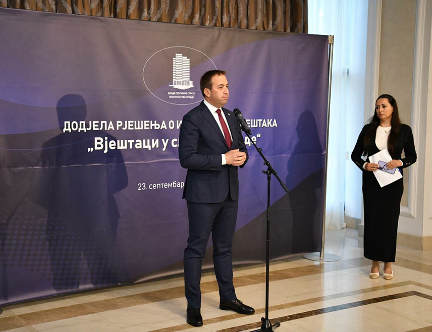 БАЊАЛУКА, 23. СЕПТЕМБРА /СРНА/ - Министар правде Републике Српске Горан Селак уручио је данас у Бањалуци рјешења о именовању за 50 нових судских вјештака.