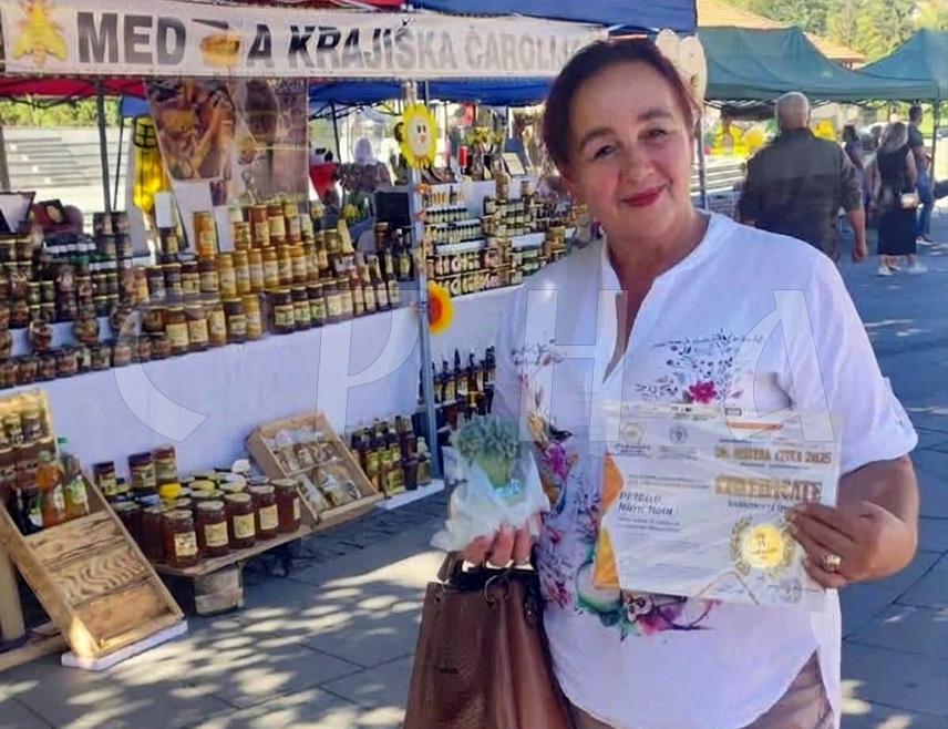 СРБАЦ, 23. СЕПТЕМБРА /СРНА/ - Мара Митрић из Српца освојила је три златна признања за багремов мед, ораховачу са медом и чудотворни мелем на 21. Међународном сајму пчеларства "Медена Tузла 2026", потврдивши квалитет производа Пољопривредног газдинства "Митрић".