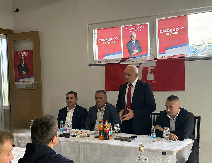 КУПРЕС, 23. СЕПТЕМБРА /СРНА/ - Предсједник Социјалистичке партије /СП/ Петар Ђокић рекао је приликом данашње посјете општини Купрес - Република Српска да је и у малим локалним заједницама могуће направити значајне помаке када постоји разумијевање потреба грађана и добра сарадња са републичким институцијама.