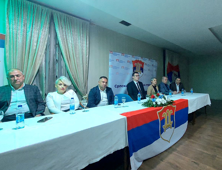 ПРИЈЕДОР, 23. СЕПТЕМБРА /СРНА/ - Кандидат СДС-а за предсједника Републике Српске Бранко Блануша рекао је вечерас у Приједору да ће се, ако добије подршку, посветити грађанима и рјешавању њихових проблема.