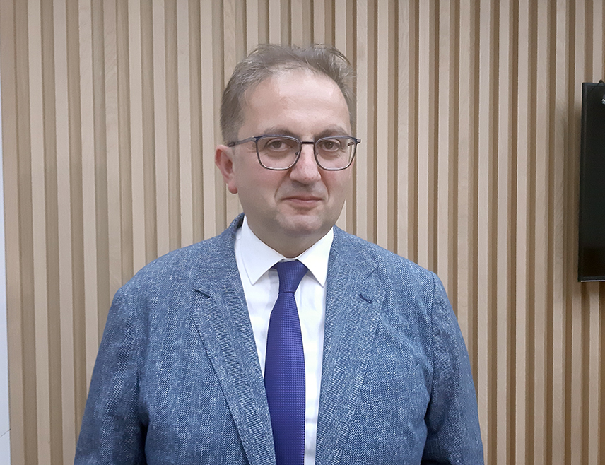 БЕОГРАД, 24. СЕПТЕМБРА /СРНА/ - Свијет више нема времена за бошњачке ратнохушкаче приче, које ће ускоро бити потпуно небитне, јер америчка администрација жели да чује и српску страну, што потврђује присуство српског члана Предсједништва Жељке Цвијановић на пријему америчког предсједника Доналда Трампа, изјавио је политички аналитичар Стевица Деђански.