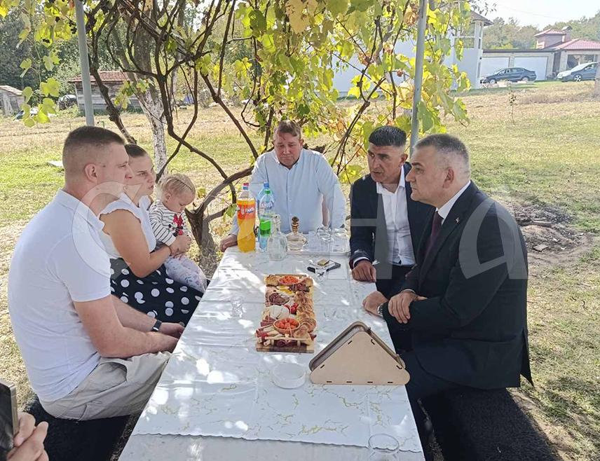 OSMACI, SEPTEMBER 24 /SRNA/ – Republika Srpska Prime Minister Savo Minić promised during a visit to the Tripković family in Osmaci, which has four children, that part of the installments for their family house, which costs BAM 60,000, would be paid.