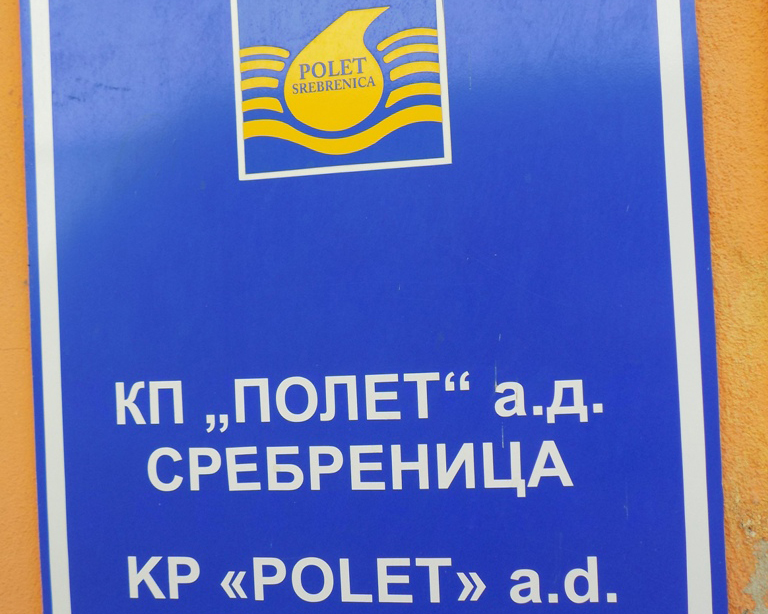 СРЕБРЕНИЦА, 24. СЕПТЕМБРА /СРНА/ - Редукција воде из градског водовода у Сребреници на снази је готово два мјесеца, а и када стигне у периоду од три часа дневно, није за пиће.