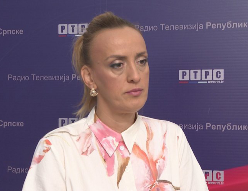 ИСТОЧНО САРАЈЕВО, 24. СЕПТЕМБРА /СРНА/ - Два експерта Унеска повукла су се из Комисије за очување националних споменика БиХ у коју су увучена манипулацијама Дениса Бећировића, те је тиме онемогућена да настави незаконит рад, рекла је члан Комисије из Републике Српске Анђелина Ошап Гаћановић.