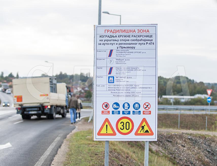 ПРЊАВОР, 25. СЕПТЕМБРА /СРНА/ - У Прњавору је данас почела изградња кружне раскрснице на укрштању саобраћајнице за ауто-пут, регионалног и магистралног пута, чија је вриједност 3,2 милиона КМ, а рок за завршетак радова је 270 дана.