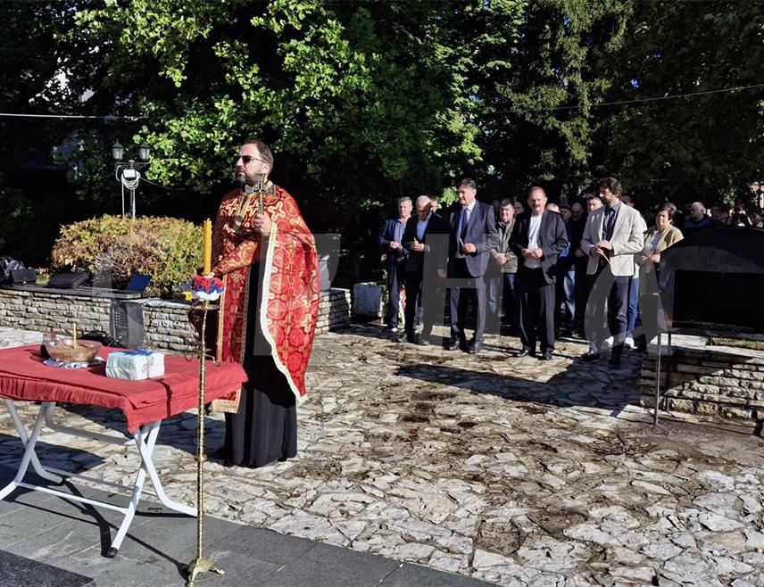 НОВИ ГРАД, 25. СЕПТЕМБРА /СРНА/ - У Новом Граду данас је, поводом Дана одбране општине у Одбрамбено-отаџбинском рату, служен парастос за страдале и положено цвијеће и вијенци, те прислужене свијеће код централног спомен-обиљежја погинулим борцима Војске Републике Српске.