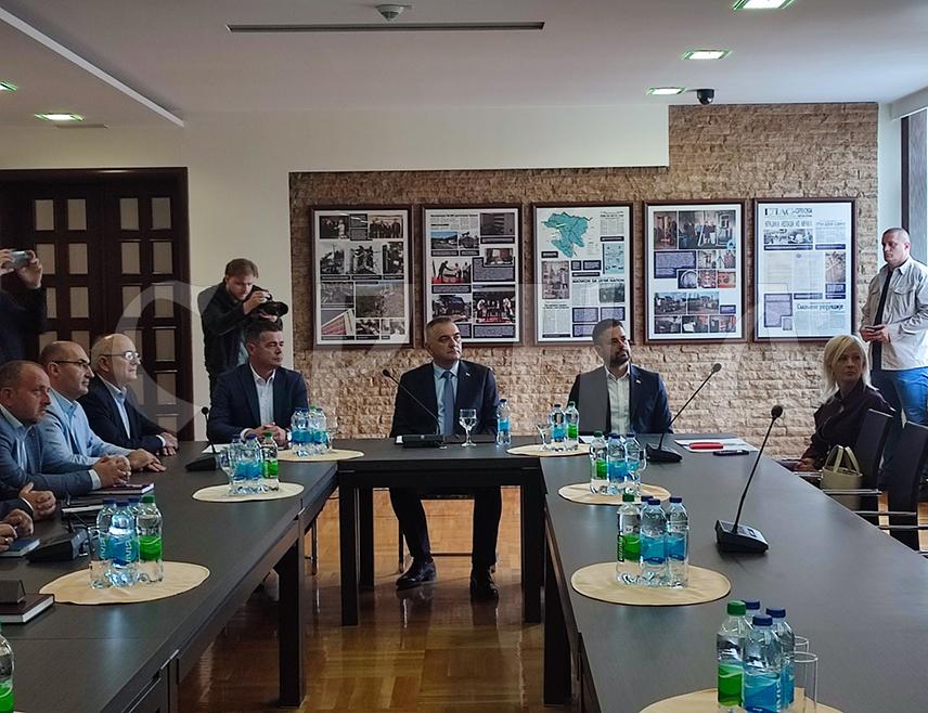 BANJA LUKA, SEPTEMBER 25 /SRNA/ - Elektrokrajina is launching a major project to reconstruct 1,700 kilometers of medium- and low-voltage power lines, worth EUR 30 million, which will provide users with a more stable electricity supply, it was announced today at a news conference in Banja Luka.