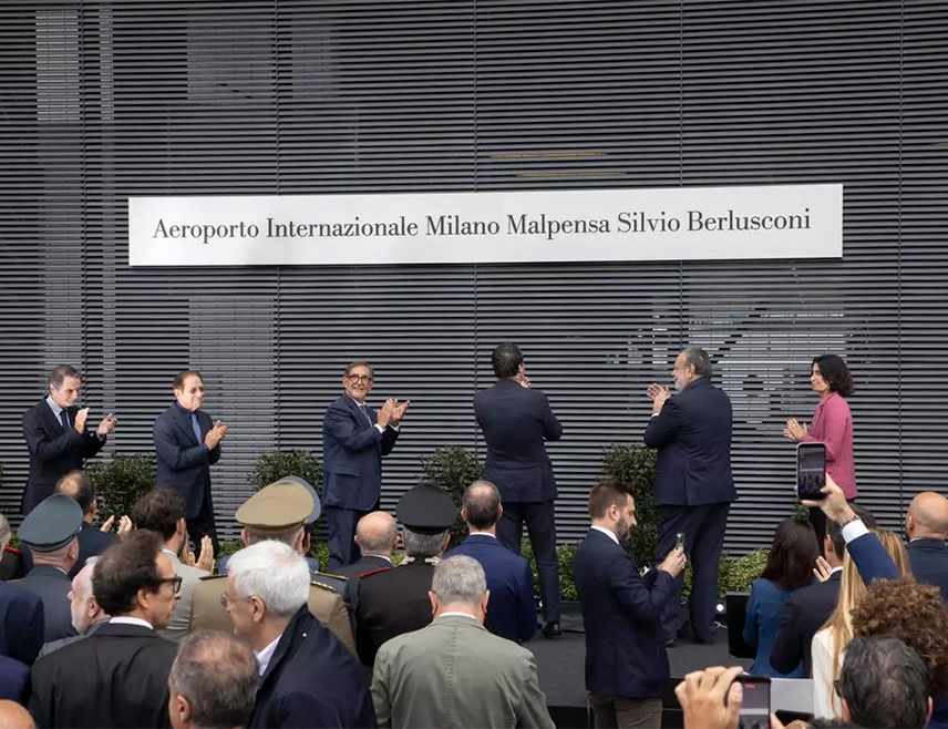 МИЛАНО, 25. СЕПТЕМБРА /СРНА/ - Милански аеродром, други најпрометнији путнички аеродром у Италији, добио је име по недавно преминулом бившем премијеру и предузетнику из тог града Силвију Берлусконију, јавља АП.