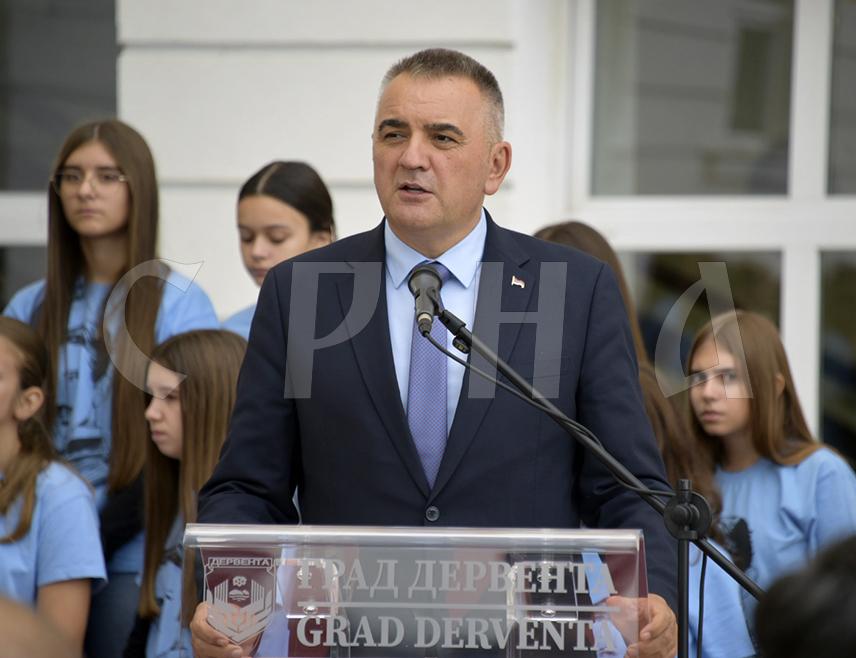 DERVENTA, SEPTEMBER 25 /SRNA/ – Republika Srpska Prime Minister Savo Minić said that, with today's opening of the reconstructed Nikola Tesla Primary School, Derventa has gained one of the most comprehensive school facilities in Republika Srpska, both in terms of modern equipment and capacity.