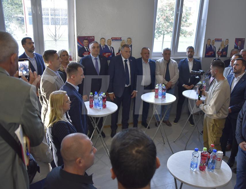 БАЊАЛУКА, 25. СЕПТЕМБРА /СРНА/ - Предсједник СНСД-а Милорад Додик рекао је да је Република Српска захваљујући СНСД-у успјела и опстала и да је увјерен у убједљиву изборну побједу на свим нивоима.