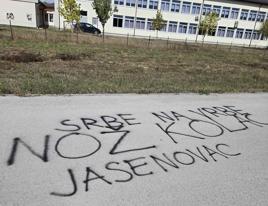 БРЧКО, 25. СЕПTЕМБРА /СРНА/ – Графити "Србе на врбе" и "Нож колац Јасеновац" исписани су црном бојом данас послије подне у дворишту подручног одјељења Друге основне школе у насељу Грчица и на још неким мјестима у Брчко дистрикту.