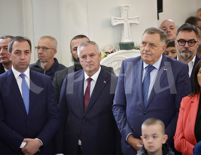 ПАЛЕ, 26. СЕПТЕМБРА /СРНА/ - Предсједник Милорад Додик и замјеник предсједавајуће Савјета министара Сташа Кошарац присуствују Светој архијерејској литургији у Храму Сабора Светог архангела Гаврила, које предводи Његова светост патријарх српски Порфирије.