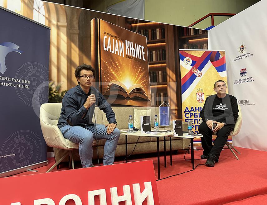 БАЊАЛУКА, 26. СЕПТЕМБРА /СРНА/ - Збирка поезије "Историја неспоразума" Милана Ракуља, у издању "Службеног гласника Републике Српске", промовисана је данас на Међународном сајму књиге у Бањалуци.