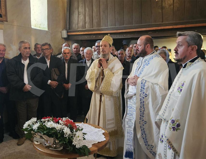 KALINOVIK, SEPTEMBER 27 /SRNA/ - His Eminence Metropolitan Dimitrije of Zahumlje-Herzegovina and the Littoral consecrated a monument at Oblje near Kalinovik dedicated to all Serbs from the Ulog Church Parish who were killed in liberation wars from 1875 to 1995.