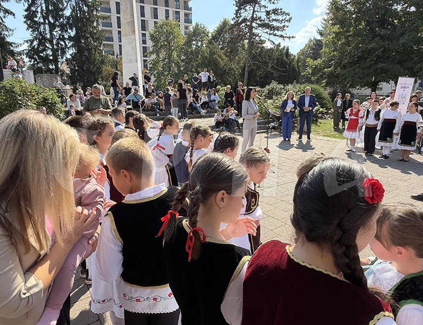 ДОБОЈ, 27. СЕПТЕМБРА /СРНА/ - Десети "Сусрет беба" окупио је данас велики број малишана у Добоју, с циљем популаризације породице и породичних врлина, дружења и представљање стваралаштва града Добоја.