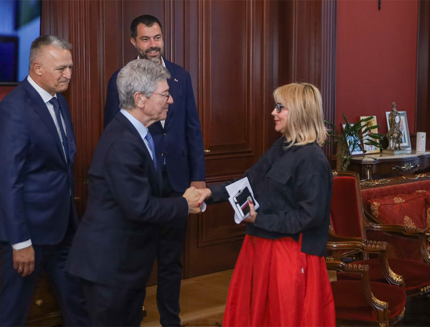 BANJA LUKA, SEPTEMBER 27 /SRNA/ - Acting Director of the Republika Srpska Office for International Cooperation Ana Trišić Babić said she was pleased that Professor Jeffrey Sachs had accepted an honorary doctorate from the University of Banja Luka and would share his knowledge and experience with students and the academic community in Srpska.