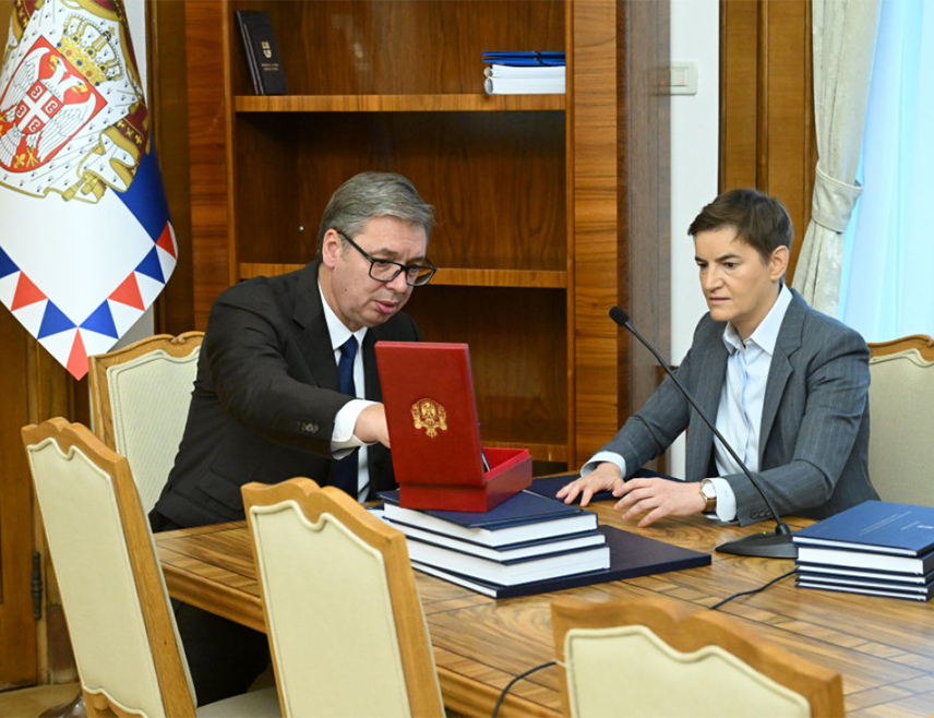 BELGRADE, SEPTEMBER 28 /SRNA/ - Aleksandar Vučić handed over the duties of president of the Republic this morning to National Assembly Speaker Ana Brnabić, who will serve as acting president until a new head of state is elected.