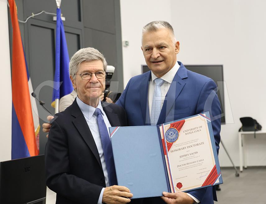 BANJA LUKA, SEPTEMBER 28 /SRNA/ - Acting Rector of the University of Banja Luka Ranko Škrbić today presented prominent American economist and Columbia University professor Jeffrey Sachs with an honorary doctorate for his contribution to the development of economic relations and the peaceful resolution of international conflicts.