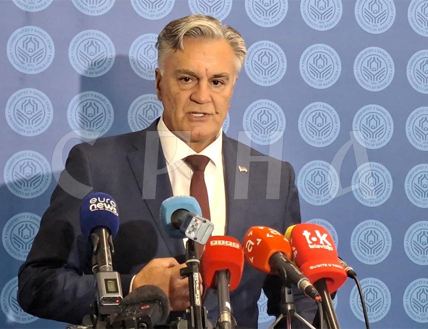 БАЊАЛУКА, 28. СЕПТЕМБРА /СРНА/ - Предсједник Републике Српске Синиша Каран оцијенио је да је предавање америчког економисте и професора Универзитета Колумбија Џефрија Сакса академској заједници у Бањалуци дало низ значајних одговора о функционисању мултиполарног свијета како би мултиполарност омогућила разумијевање и напредак.