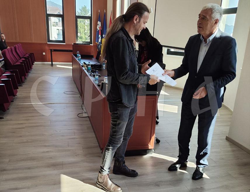 БРАТУНАЦ, 28. СЕПТЕМБРА /СРНА/ - Начелник Братунца Лазар Продановић данас је потписао уговоре о стипендирању 20 ученика основних и средњих школа без једног или оба родитеља, који ће у наредних 10 мјесеци добијати по 100 КМ.