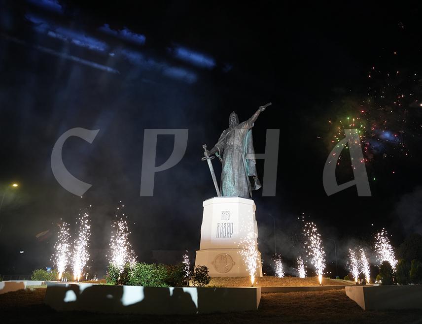 БАЊАЛУКА, 29. СЕПТЕМБРА /СРНА/ - Постоји опасност од визуелне презасићености јавног простора у Бањалуци уколико сваки кружни ток или раскрсница постану мјеста за неку врсту визуелне атракције, упозорио је декан Архитектонско-грађевинско-геодетског факултета Универзитета у Бањалуци Саша Чворо.