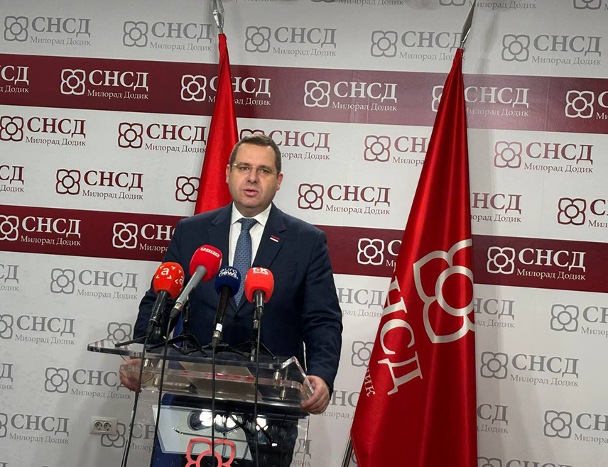 BANJA LUKA, SEPTEMBER 28 /SRNA/ – Branko Blanuša is a candidate for Republika Srpska president who was obviously advised to constantly avoid and hide from the public, cameras, pre-election debates, to stay away from any situation in which he would have to answer a question or say anything other than pre-written speeches and empty messages, SNSD spokesperson Radovan Kovačević stressed.