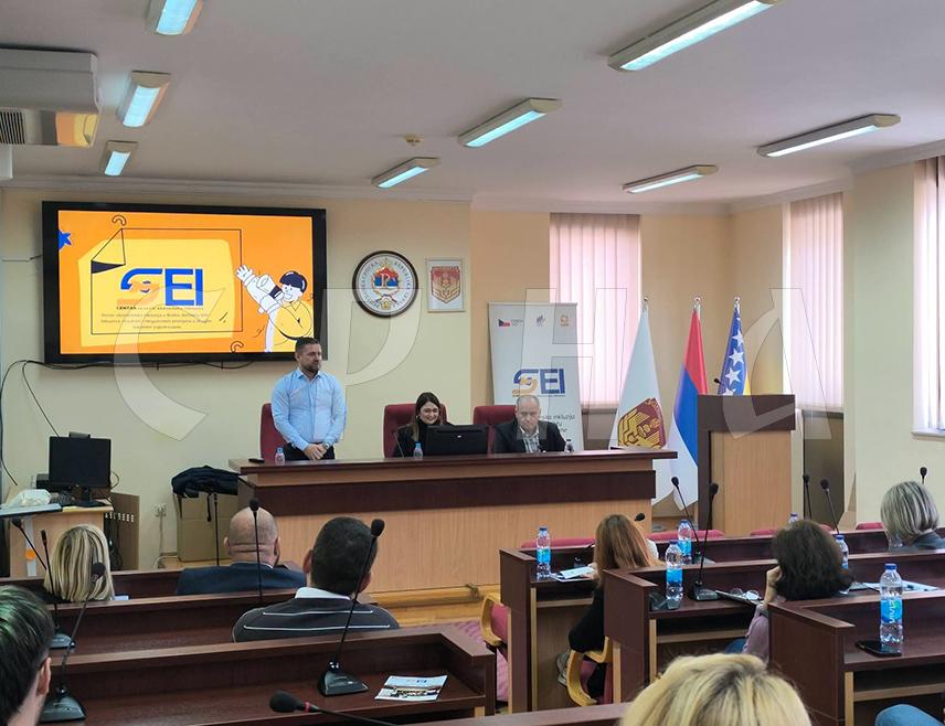 ДЕРВЕНТА, 29. СЕПТЕМБРА /СРНА/ - У Дервенти је данас представљен пројекат чији је циљ унапређење могућности запошљавања и економског оснаживања особа из рањивих и маргинализованих друштвених група.