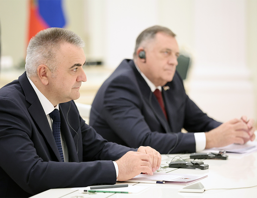 БАЊАЛУКА, 30. СЕПТЕМБРА /СРНА/ - Предсједник Владе Републике Српске Саво Минић и предсједник Милорад Додик одржаће данас конференцију за новинаре на Аеродрому Бањалука, поводом посјете Руској Федерацији.