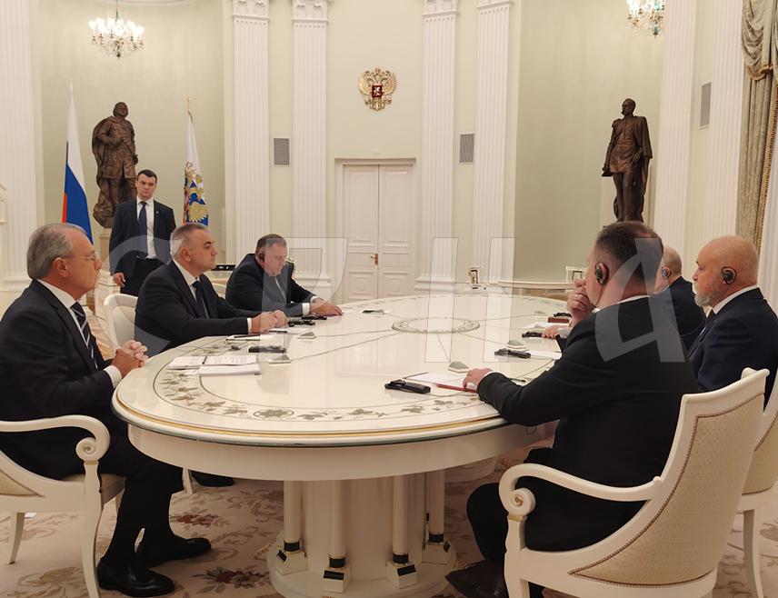 МОСКВА, 29. СЕПТЕМБРА /СРНА/ - Предсједник Руске Федерације Владимир Путин истакао је на састанку у Кремљу са премијером Републике Српске Савом Минићем и предсједником Милорадом Додиком да су односи Русије и Српске братски и да ће се радити на њиховом јачању.