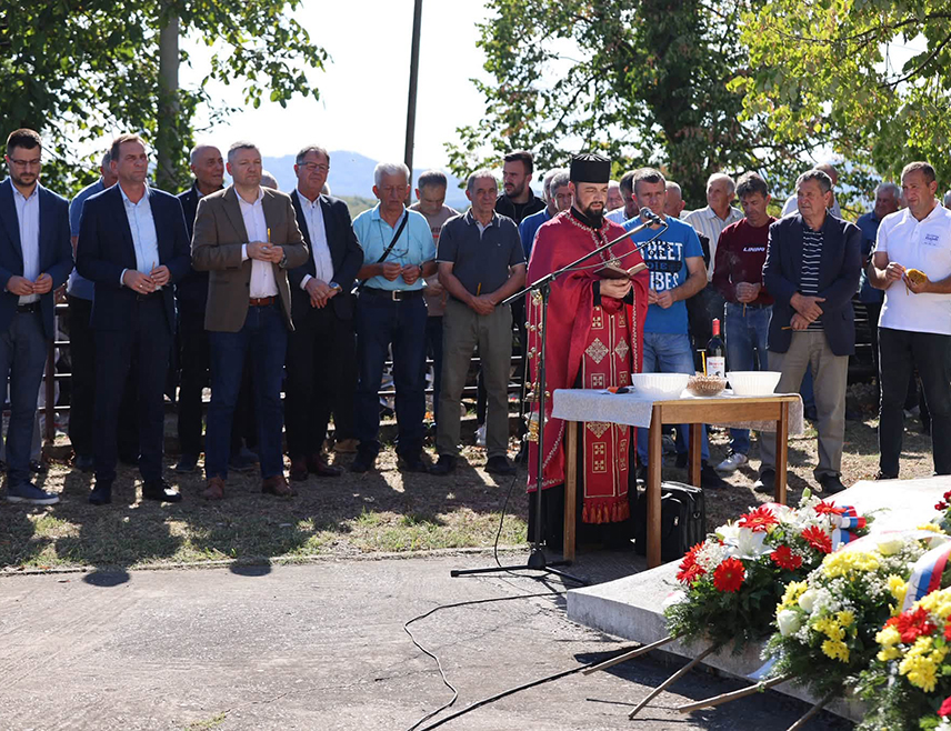УГЉЕВИК, 29. СЕПТЕМБРА /СРНА/ - У Доњем Забрђу данас је обиљежен дан ове угљевичке мјесне заједнице и одата почаст страдалим борцима и цивилима у протеклим ратовима, саопштено је из локалне управе.