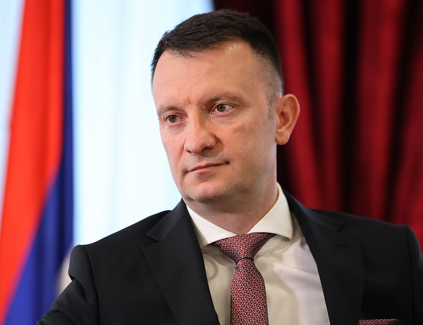 БАЊАЛУКА, 29. СЕПТЕМБРА /СРНА/ - Плакати са порукама против Савеза независних социјалдемократа /СНСД/ који се лијепе по улазима стамбених зграда у Бањалуци показују очај политичких противника пред још један изборни пораз, истакао је предсједник Градског одбора СНСД-а Бањалука Горан Маричић.
