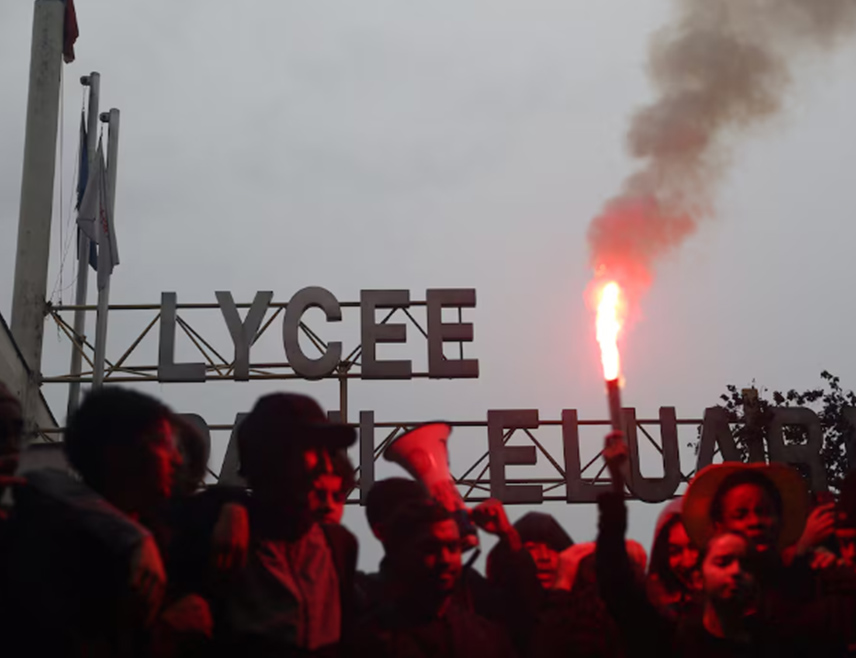 ПАРИЗ, 30. СЕПТЕМБРА /СРНА - РИА Новости/ - Готово 80 људи повријеђено је током протеста средњошколаца у Француској, саопштио је француски министар просвјете Едуар Жефре.