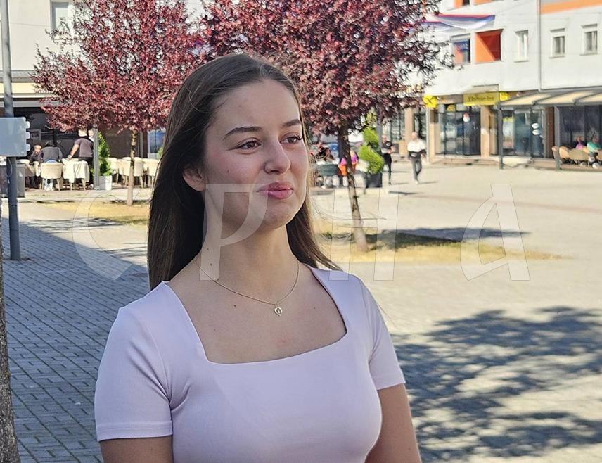 ПАЛЕ, 30. СЕПТЕМБРА /СРНА/ - Студент геодезије и геоинформатике Теодора Дрињак са Пала добила је смјештај у студентском дому у Бањалуци, гдје наставља школовање, након што је на Грађевинском факултету у Сарајеву била изложена шиканирању на националној основи и дисциплинском поступку јер је неком од бивших колега засметао стих или цијела пјесма коју је објавила на друштвеним мрежама.